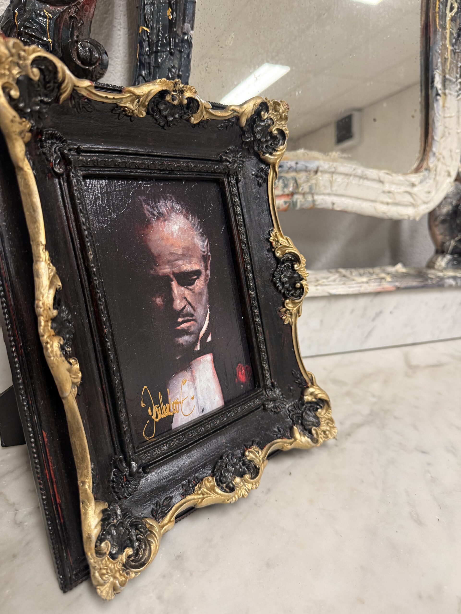 Peter Donkersloot – The Godfather Dresser Uniek kunstobject met origineel ingeschilderde giclée in lijst