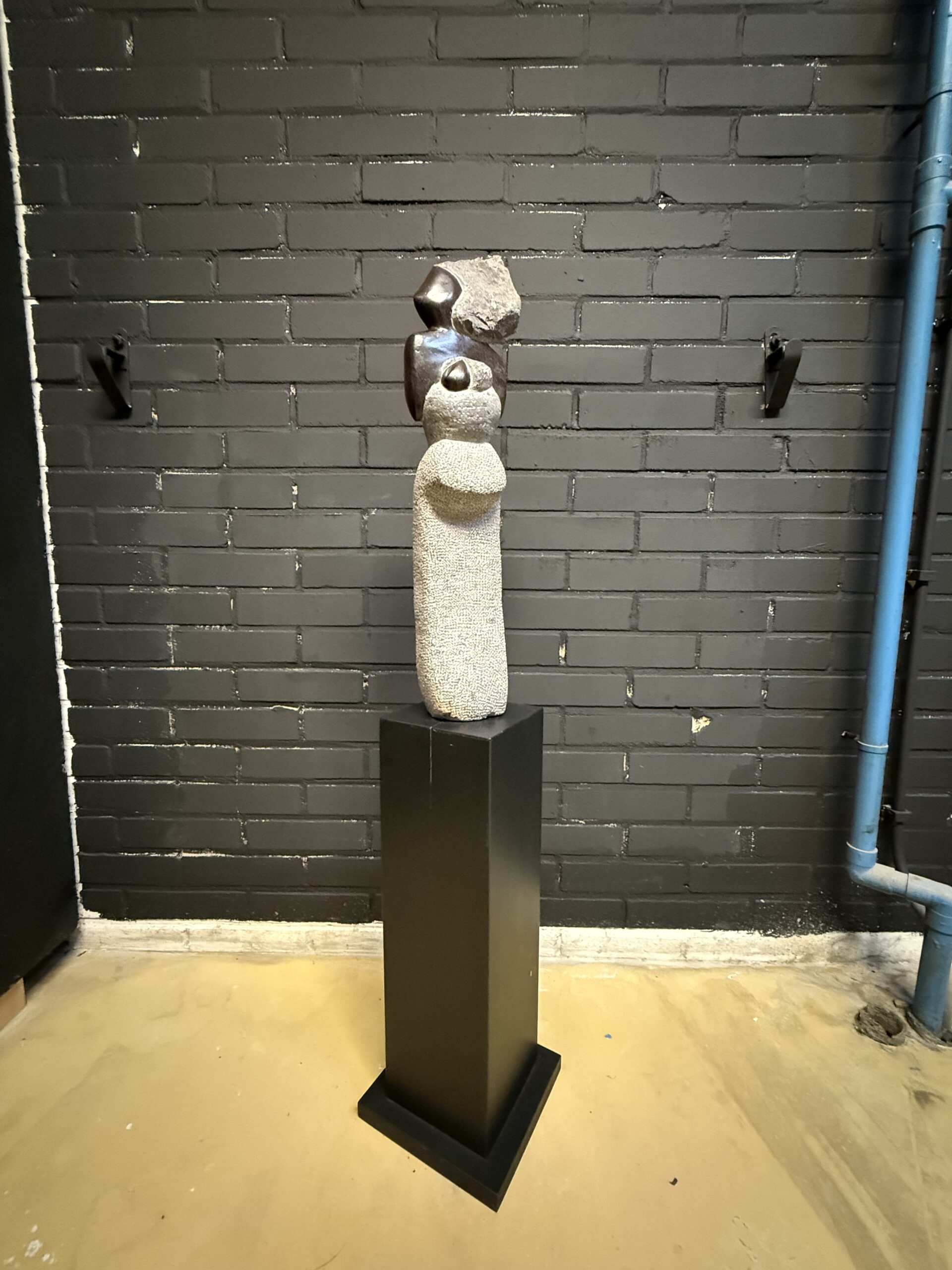 Brons & Ruwe Steen op Sokkel