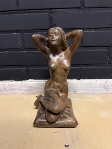 Bronzen Beeld P. Chenet – Knielende Vrouw